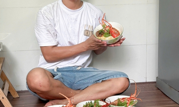 Nấu tôm hùm, vịt quay đãi thợ xây trong 3 tháng, mới dọn vào ở đã nứt trần, mưa dột xối xả: TikToker miền Tây 'khóc ròng'!