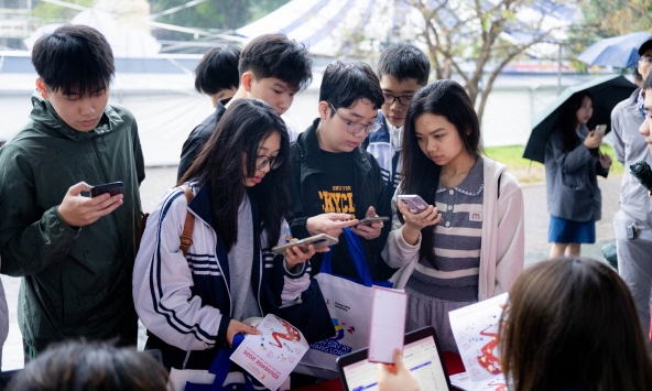 “Siêu Chủ nhật” tư vấn tuyển sinh 2026 tại Đại học Bách khoa Hà Nội: Hơn 320 gian trại, học sinh đội mưa đến tìm hiểu ngành học