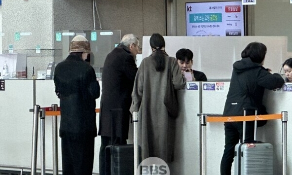 Nàng thơ và chủ tịch U70 ngoại tình còn ngẩng cao đầu xuất hiện cùng con trai ngoài giá thú ở sân bay 