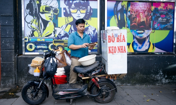 Clip: Đi tìm anh bán bò bía bí ẩn nhất Việt Nam, tiết lộ lý do mắt 'đảo như lạc rang' khi bán hàng