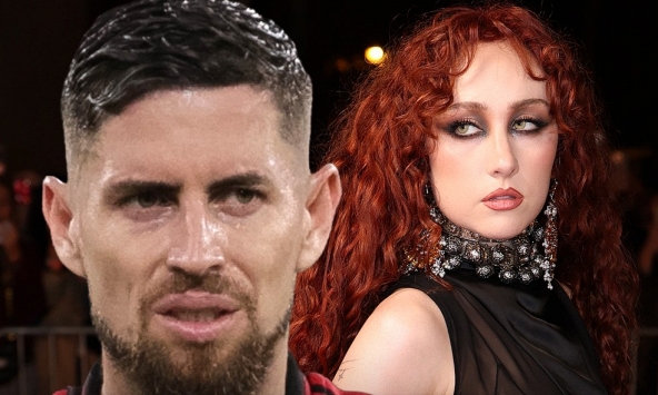 Ca sĩ mới nổi đe nẹt cô bé 11 tuổi, ngờ đâu đụng trúng tiểu thư 'ngậm thìa vàng' lừng danh showbiz