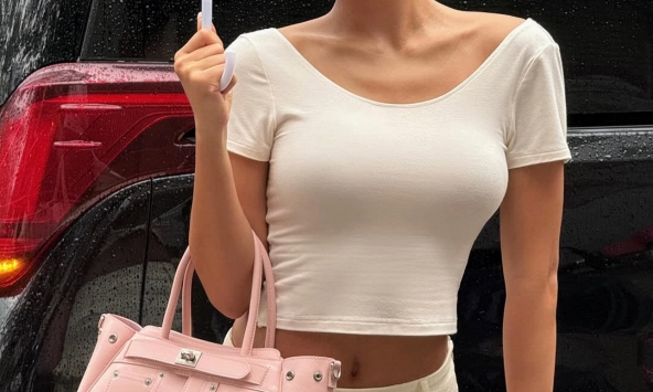 Ai đó hãy 'cứu' Huyền 2k4 đi: Ở nhà slay, đi sự kiện là 'xu lạy luôn á'