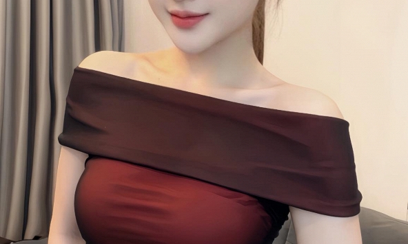 Tay đang cắm ống truyền vẫn lao xuống cứu bé gái rơi xuống bể cá, hành động dũng cảm của cô gái trẻ khiến ai cũng nể