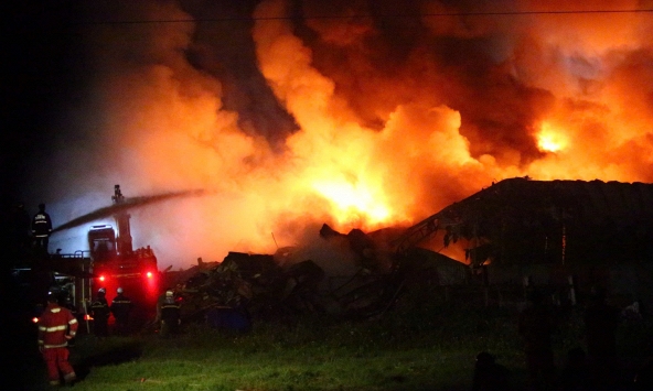 Hiện trường vụ cháy kho xưởng gần Bệnh viện K Tân Triều: Lửa bao trùm trong đêm, chữa cháy suốt nhiều giờ