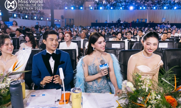 Tiểu Vy bảo vệ Quốc Trường