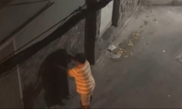 Phẫn nộ clip cô gái bị hành hung, giở trò đồi bại giữa đêm ở TP.HCM: Hành động của người quay clip gây tranh cãi