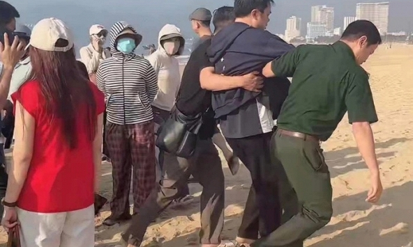 Cha ôm chặt ba lô con bật khóc, thầy cô - bạn bè cầu mong phép màu cho nam sinh trường chuyên mất tích vì sóng cuốn: “Về thôi em!”