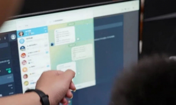 Biết chồng chuyển tiền cho kẻ lừa đảo, vợ mặc kệ vì nghĩ “anh ấy không có tiền', ai dè công an báo tài khoản có 1,5 tỷ đồng