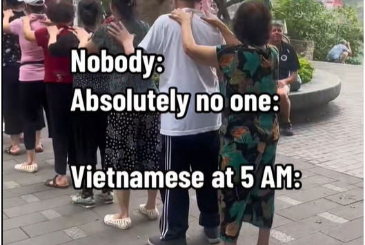 Khách Tây ở Việt Nam phải dậy lúc 5h sáng ra đường để chứng kiến điều hiếm thấy trên thế giới