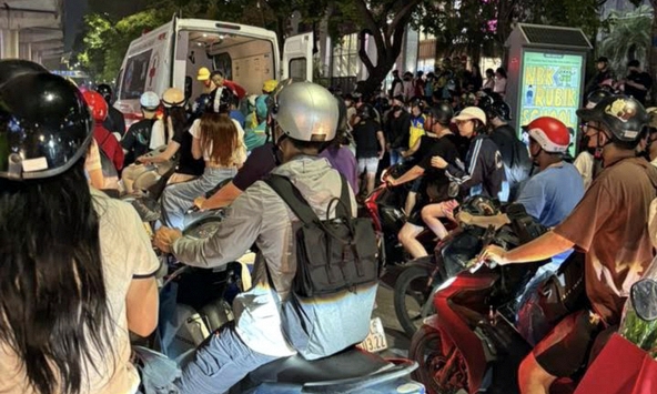 Nữ tài xế xe công nghệ bị hành hung trên đường Xuân Thuỷ, chảy nhiều máu, gục tại chỗ