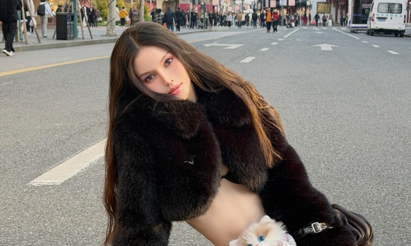 Nghìn tim cho bức ảnh cô gái Việt có gương mặt búp bê, vóc dáng như ma-nơ-canh bị bỏ quên trên phố Thượng Hải