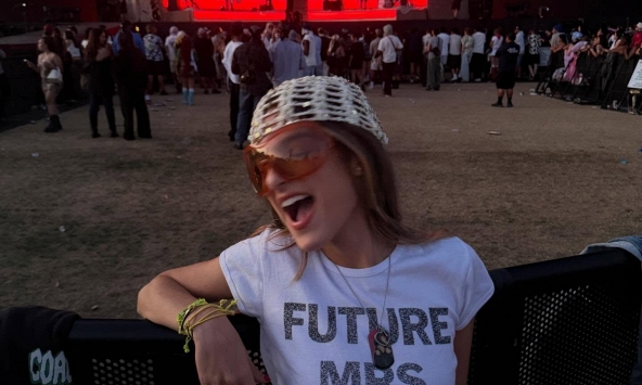 Hơn 50 nghìn người thả tim cho cô gái lạ đứng giữa Coachella tự xưng là 'bà Bieber'