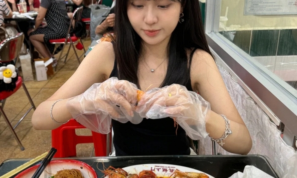 Đã đi ăn tiệc thì đừng bắt khách phải tự bóc tôm?