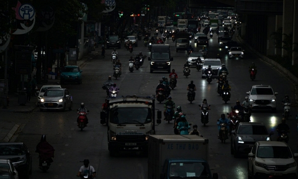 Cảnh tượng hiếm thấy ở Hà Nội lúc 9h sáng