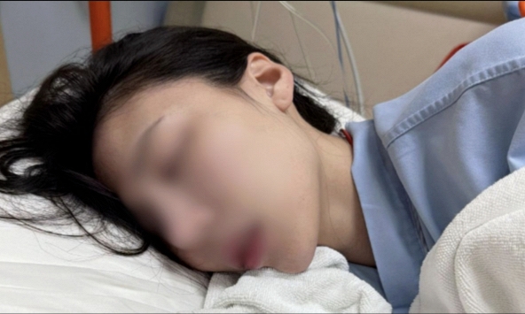 Hot girl nghi bị “bắn” thuốc mê trong lễ hội Songkran bằng súng nước, toàn thân co giật và ngã gục trên đường