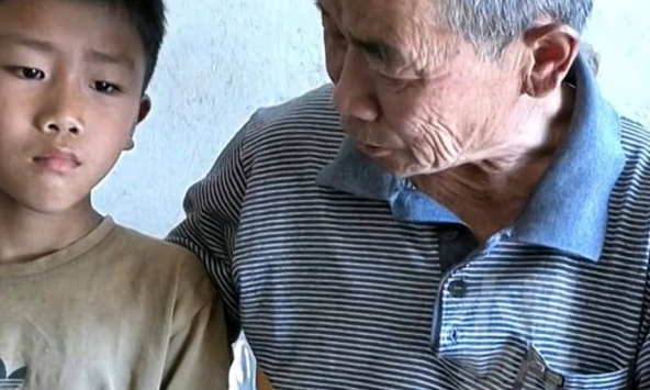 Câu chuyện xúc động về cậu bé 9 tuổi thường mang thịt từ trường về cho ông nội vì 'sợ ông sẽ chết nếu không được ăn thịt'