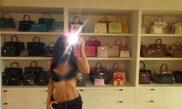 Không phải bộ ngực, thứ khiến Kylie Jenner mê mẩn chính là 'bức tường Hermès' này