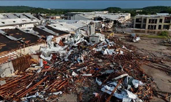Lốc xoáy với sức gió 233 km/h 'cuốn phăng' một thị trấn, nhiều người mất hết nhà cửa trong chớp mắt