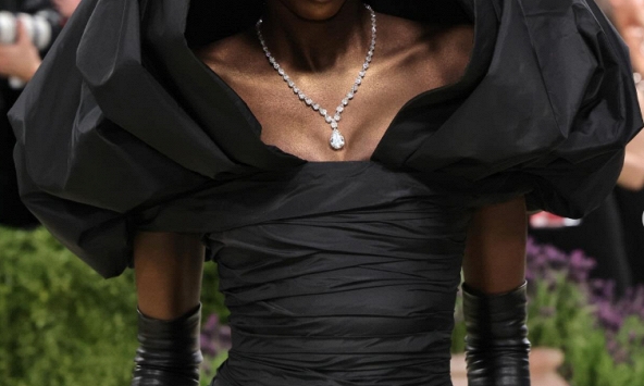 Giọt lệ đóng băng của “ngọc trai đen” làng mốt chiếm trọn spotlight Met Gala 2026