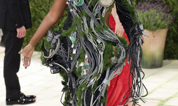 Người được Vogue bình chọn mặc đẹp hơn cả Lisa, Jisoo tại Met Gala từng có 2 màn lột đồ triệu view gây ấn tượng