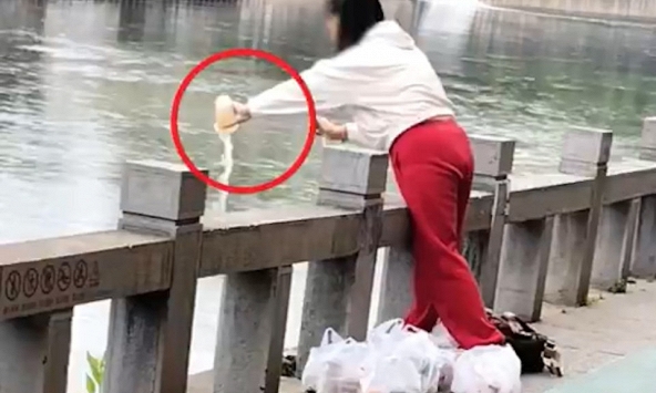 Phát hiện một người phụ nữ đổ hàng chục cốc trà sữa mới nguyên xuống sông để “phóng sinh”
