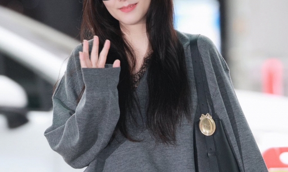 Sau cô bồi bàn, Dior cho Jisoo thành “mẹ chồng' với diện mạo mới
