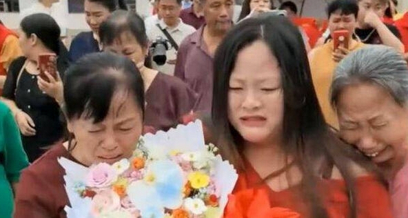 Bé gái 9 tuổi làm hỏng lọ sữa tắm của bạn, sợ bị mắng nên bỏ nhà ra đi, 22 năm sau mới trở về 