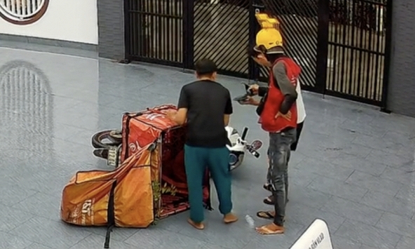 Vừa gọi “anh Nhân ơi…” thì shipper giao hàng gặp nạn, đoạn camera do chủ nhà trích xuất lan truyền khắp nơi