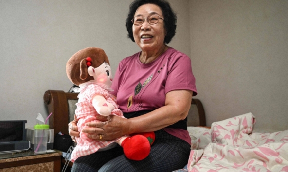 Câu chuyện bóc trần nỗi cô đơn của người già hiện nay: Con cái ở xa, vò võ một mình suốt ngày dài đằng đẵng, họ bầu bạn cùng ai?