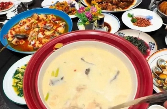 Đằng sau video viral cảnh bể cá vỡ tung thành “thủy cung” trong nhà: Đàn cá giá 1 tỷ đã bị chủ nấu lên ăn hết