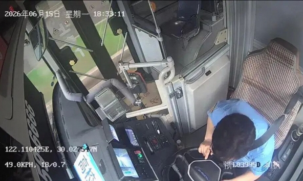 Tài xế xe buýt lên cơn nhồi máu cơ tim vẫn cố hết sức cứu sống 12 hành khách: Camera ghi lại 2 phút 20 giây đầy xót xa