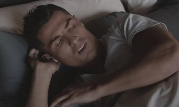 Ronaldo không ngủ giống người bình thường