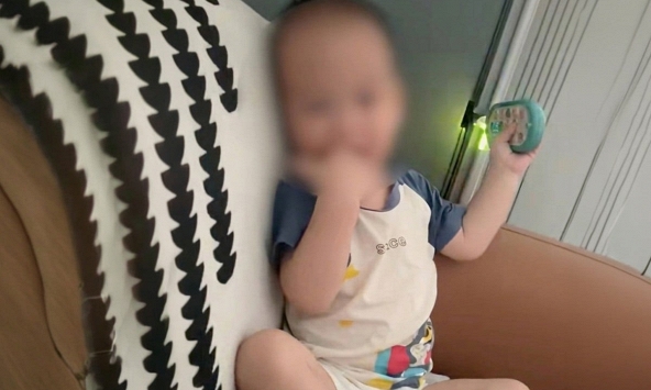 Bạn gái đá vào bụng con trai 18 tháng tuổi đến tử vong, người cha vẫn viết đơn xin giảm án cho người tình