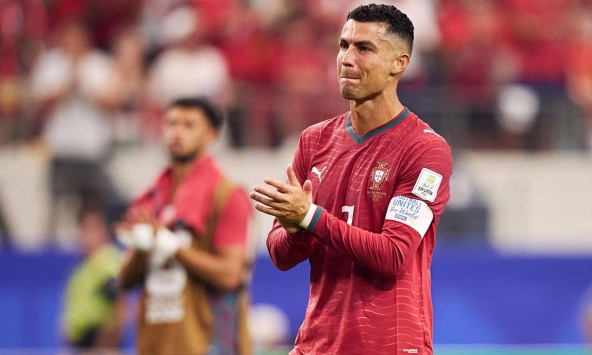 Vì sao Ronaldo luôn mặc áo dài tay trên sân: Siêu sao tuyển Bồ Đào Nha không cảm thấy nóng sao?