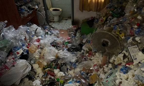 Cặp vợ chồng thuê nhà bỏ lại núi rác ngập đầu, chủ phòng muốn ngất xỉu khi bước vào
