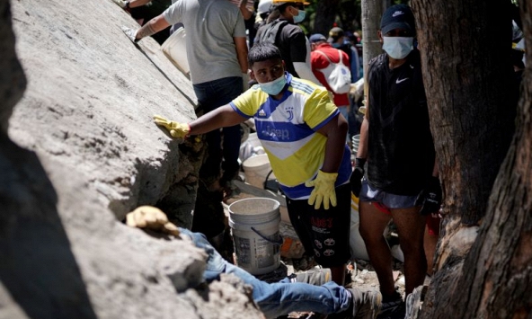 Phép màu trong thảm cảnh động đất Colombia: Vỡ òa trước khoảnh khắc một em bé được cứu sống dưới hàng tấn đổ nát 