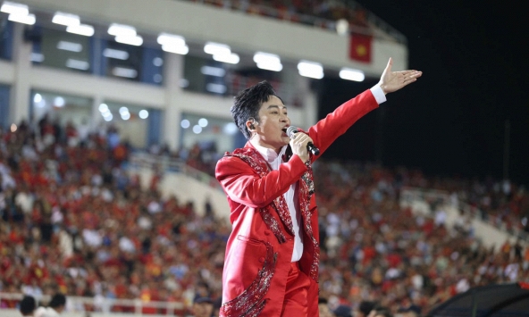 “Tùng Dương vừa hát vừa nhảy quanh Công Vinh như múa lân”