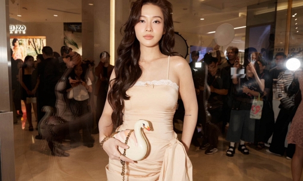 Khả Ngân U30 trẻ như “hack tuổi”, style 0 điểm nào chê