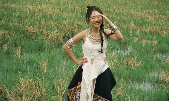 Cả showbiz giúp Phương Mỹ Chi hoàn thành cột mốc trọng đại