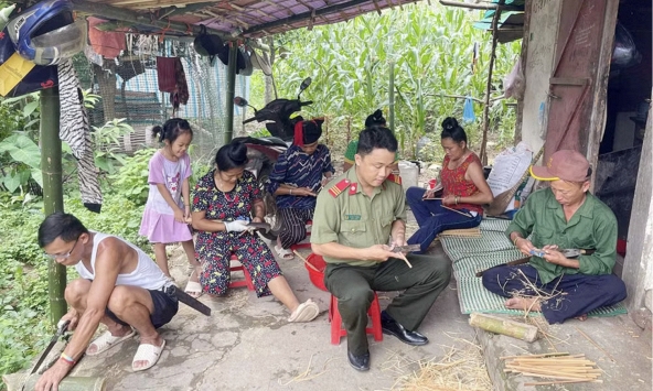 Điều kỳ diệu từ những đôi đũa tre trong 'xóm chạy thận' của chàng Thượng sĩ Công an trẻ