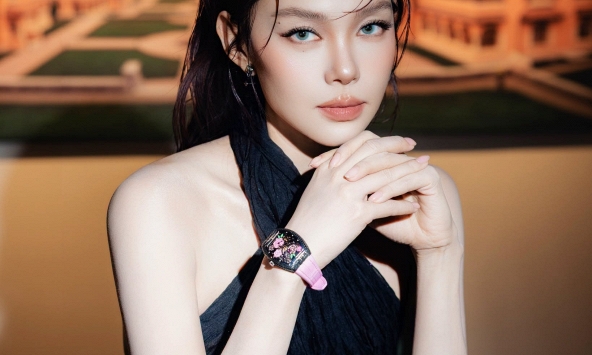 Ca sĩ Việt ngồi vài phút đút túi cả tỷ đồng, lấy chồng đại gia được cưng như bà hoàng