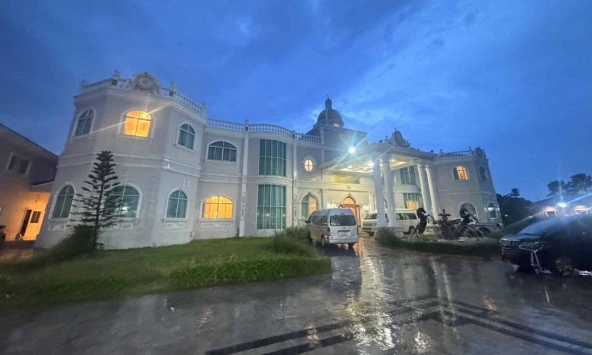 Đột kích một biệt thự sang trọng, khám phá trước cảnh tượng bên trong 'đại bản doanh' lừa đảo xuyên quốc gia tinh vi đến từng chi tiết