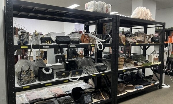 Đột kích một kho ngầm, phát hiện 7.369 túi, ví, nước hoa giả hàng hiệu Chanel, Louis Vuitton trị giá 167 tỷ đồng  