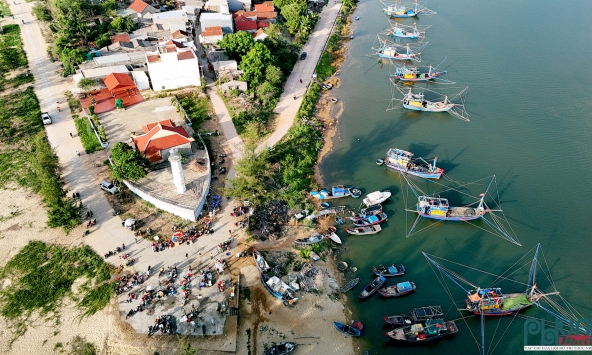 Ngày mới rộn ràng bên Cửa Lở Quảng Ngãi