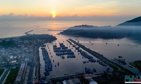 Biển mời gọi bình minh rộn ràng nơi cửa biển Mỹ Á