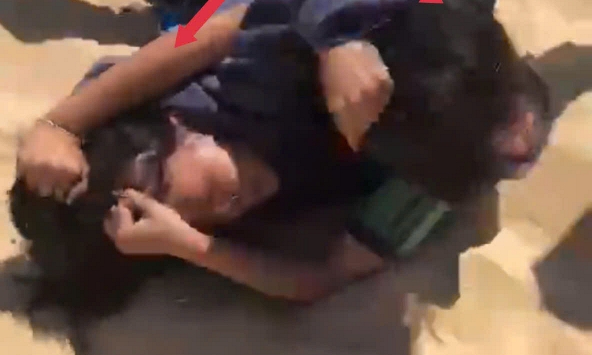 2 nữ sinh lớp 9 đánh nhau, công an xuất hiện kịp thời, động viên ôm nhau làm hòa