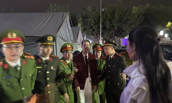 Nam ca sĩ được công an Lạng Sơn 'giải vây' là ai?   