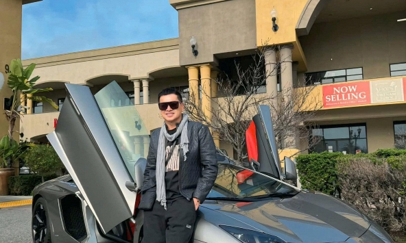 Nam nghệ sĩ Việt 67 tuổi trẻ như 40 khi đứng bên siêu xe, thảo nào mẹ đơn thân kém 37 tuổi mê mẩn