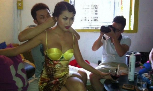 Mẹ đơn thân là nghệ sĩ được đại gia miền Tây si mê tung loạt ảnh quyến rũ từ 15 năm trước