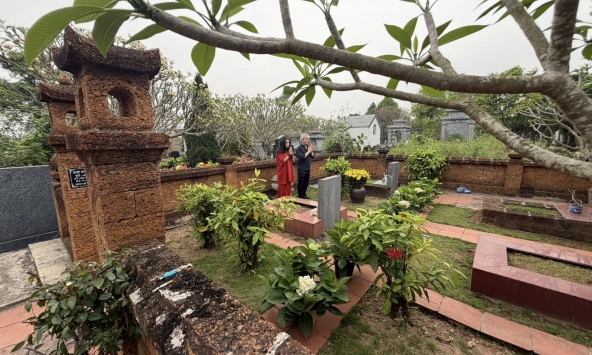 Nữ NSND U60 đưa chồng sắp cưới đi thăm mộ bố là nhạc sĩ lẫy lừng của Việt Nam